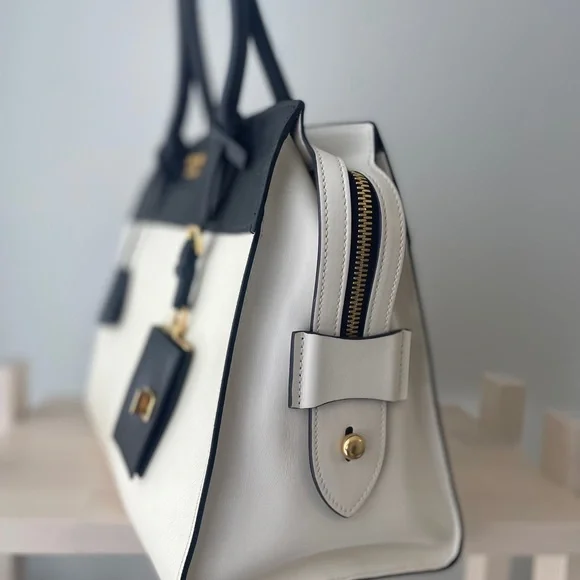 Prada - Picture 3 of 4